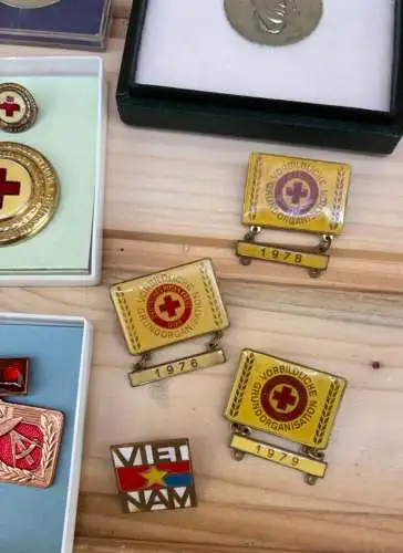1 Position Orden Medaillen und Abzeichen überwiegend Rotes Kreuz DDR y0160