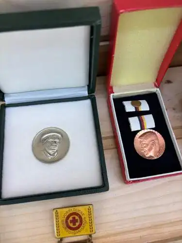 1 Position Orden Medaillen und Abzeichen überwiegend Rotes Kreuz DDR y0160