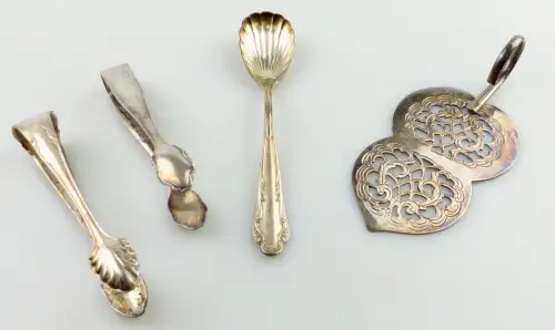e11359 Tortenheber Zuckerlöffel und 2 Zuckerzangen alles verschieden versilbert 