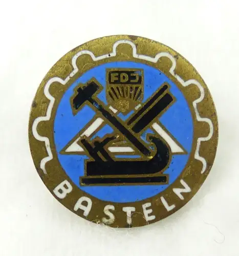 Abzeichen der Interessengemeinschaft Basteln  vgl Band V Nr 462 r509