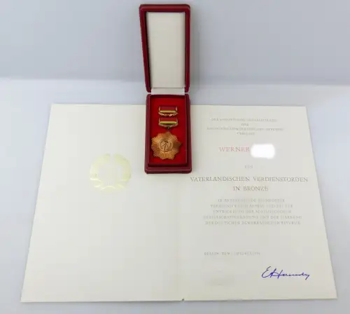 e9873 Vaterländischer Verdienstorden in Bronze mit Etui und Urkunde von 1981