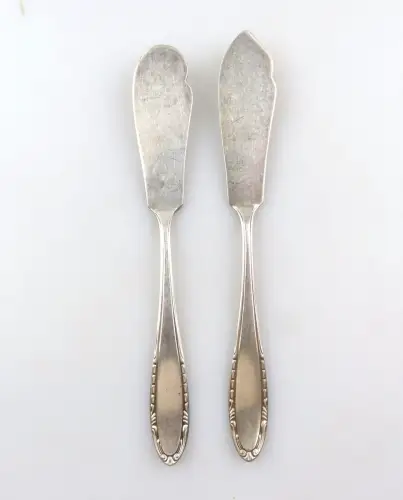 #e8173 2 versilberte Vorleger von Vlies mit Gebrauchsspuren