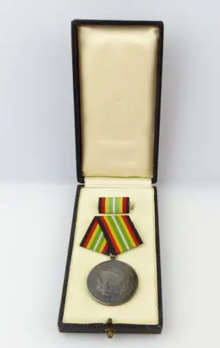 #e3488 DDR Medaille für treue Dienste NVA vgl. Band I Nr. 150 e Punze 8 1964-66