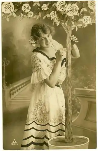 AK altes Foto Mädchen mit Rosenbaum Modell 1907   (3007