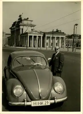 Foto VW Käfer vor Brandenburger Tor 1950er Jahre