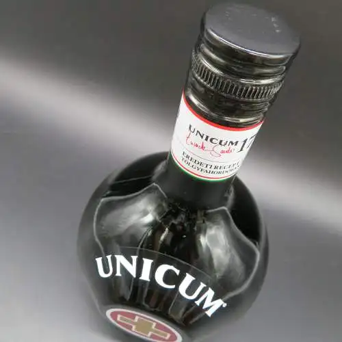 Zwack Unicum Kräuterlikör mit Glas als Geschenkset. 700ml. 40%vol.