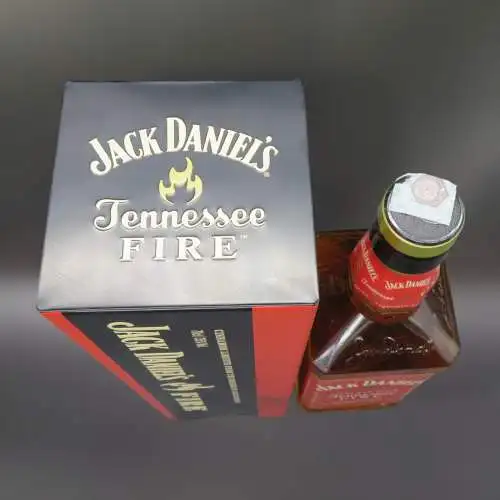 Jack Daniels Fire Tennessee Whiskey Likör mit  Limitierte Metall Sammlerdose.