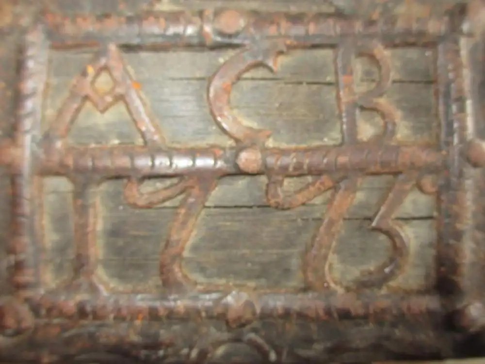 Eichentruhe Runddeckel markiert 1773, auf Rollen,  Eisenbeschläge, mit Schlüssel! 1