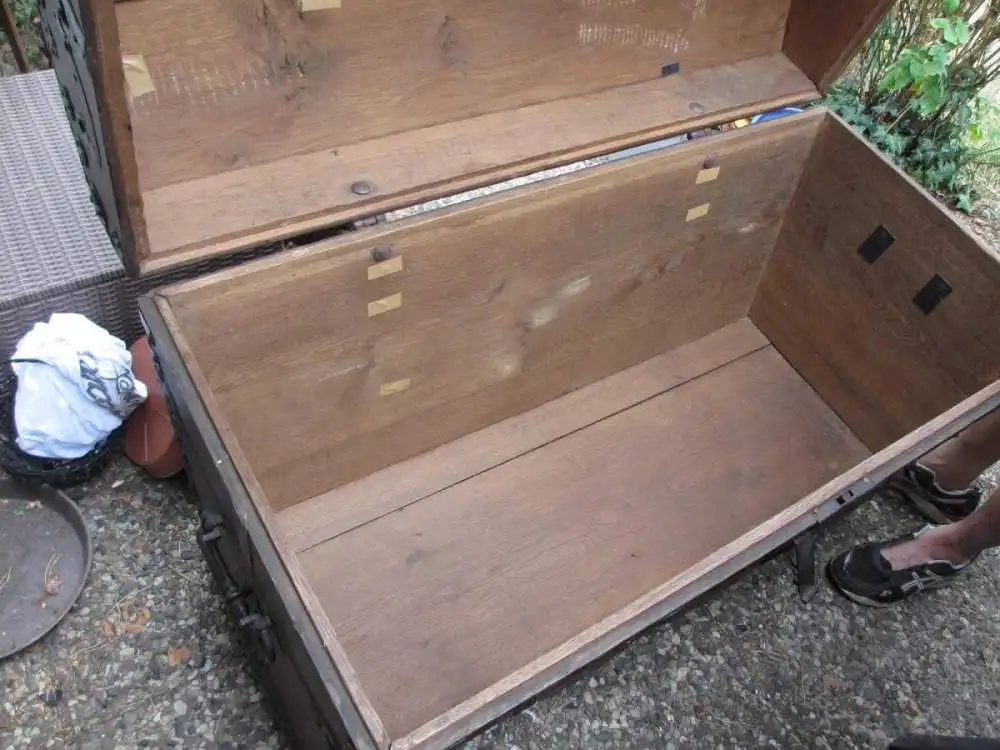 Eichentruhe Runddeckel markiert 1773, auf Rollen,  Eisenbeschläge, mit Schlüssel! 10