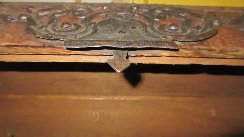 Eichentruhe Runddeckel markiert 1773, auf Rollen,  Eisenbeschläge, mit Schlüssel! 11