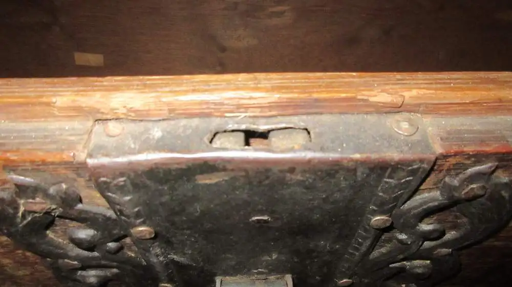 Eichentruhe Runddeckel markiert 1773, auf Rollen,  Eisenbeschläge, mit Schlüssel! 12