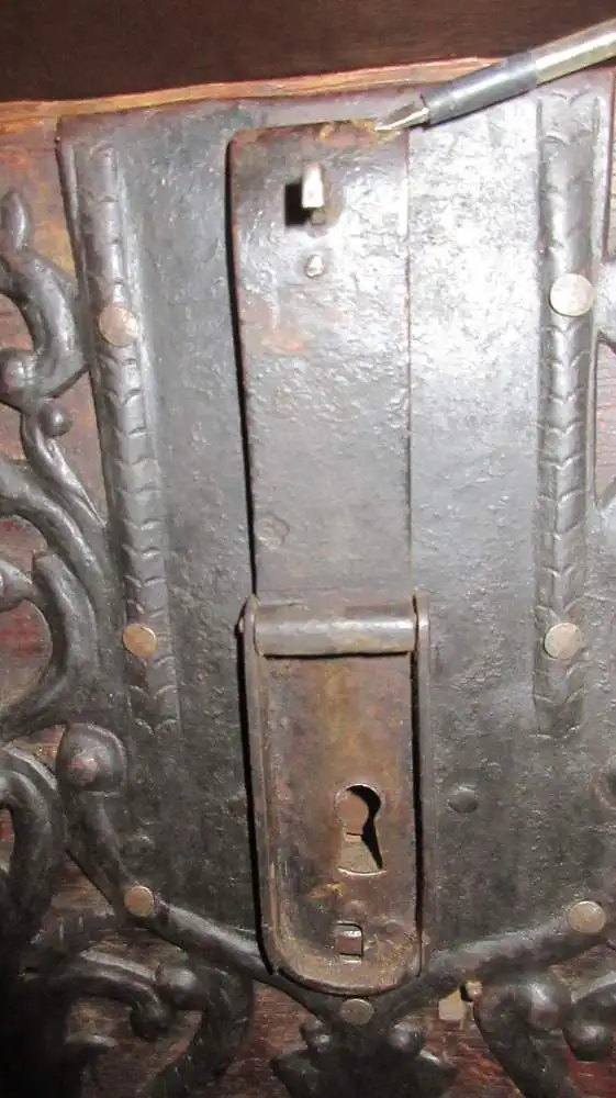 Eichentruhe Runddeckel markiert 1773, auf Rollen,  Eisenbeschläge, mit Schlüssel! 13