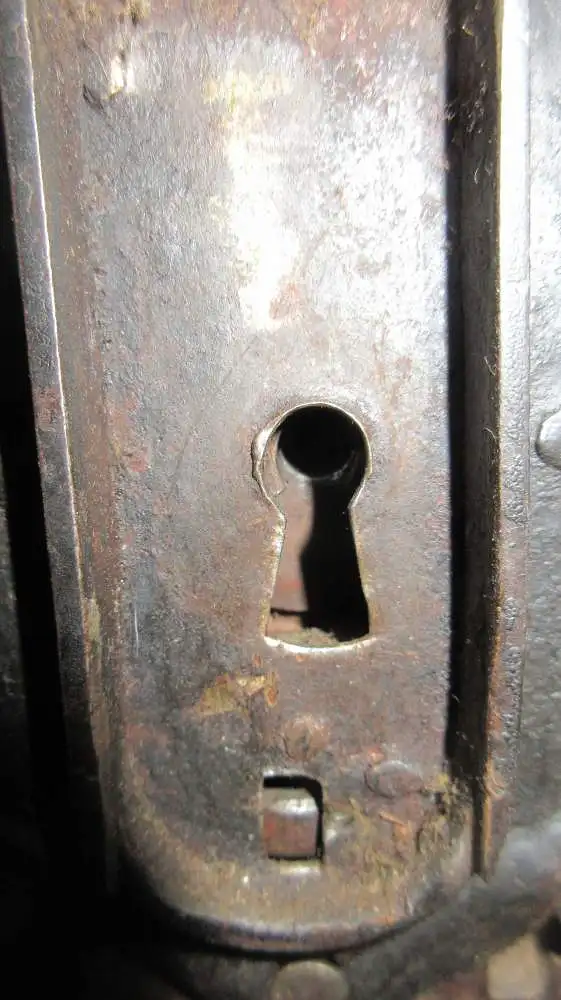 Eichentruhe Runddeckel markiert 1773, auf Rollen,  Eisenbeschläge, mit Schlüssel! 14