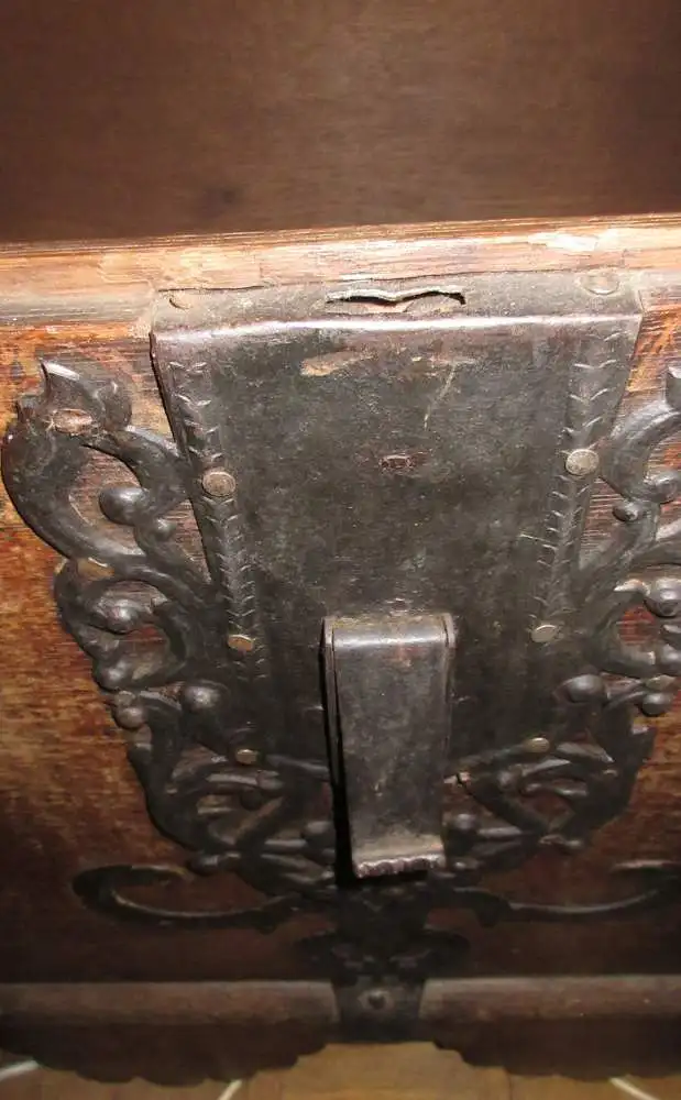Eichentruhe Runddeckel markiert 1773, auf Rollen,  Eisenbeschläge, mit Schlüssel! 15
