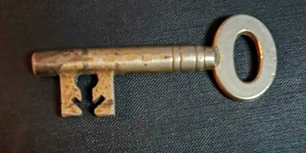 Eichentruhe Runddeckel markiert 1773, auf Rollen,  Eisenbeschläge, mit Schlüssel! 16