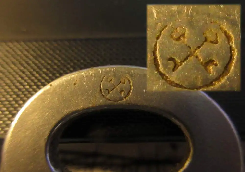 Eichentruhe Runddeckel markiert 1773, auf Rollen,  Eisenbeschläge, mit Schlüssel! 17