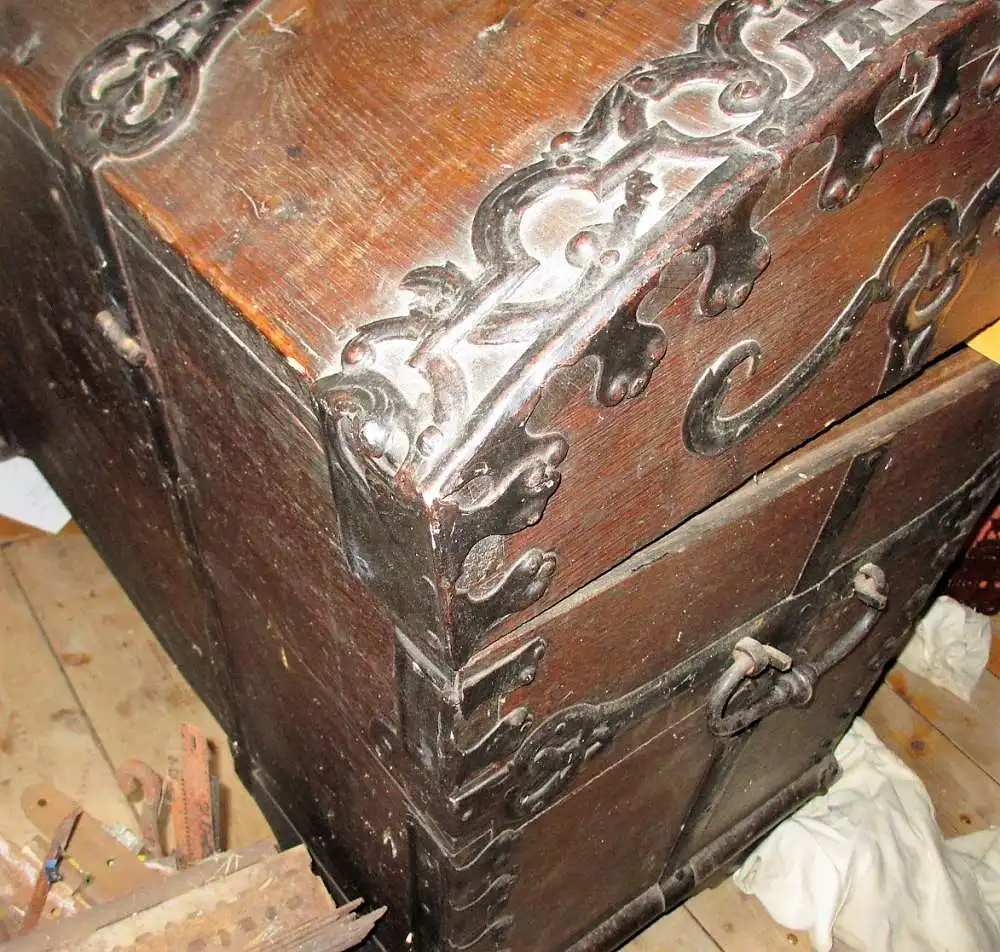 Eichentruhe Runddeckel markiert 1773, auf Rollen,  Eisenbeschläge, mit Schlüssel! 2