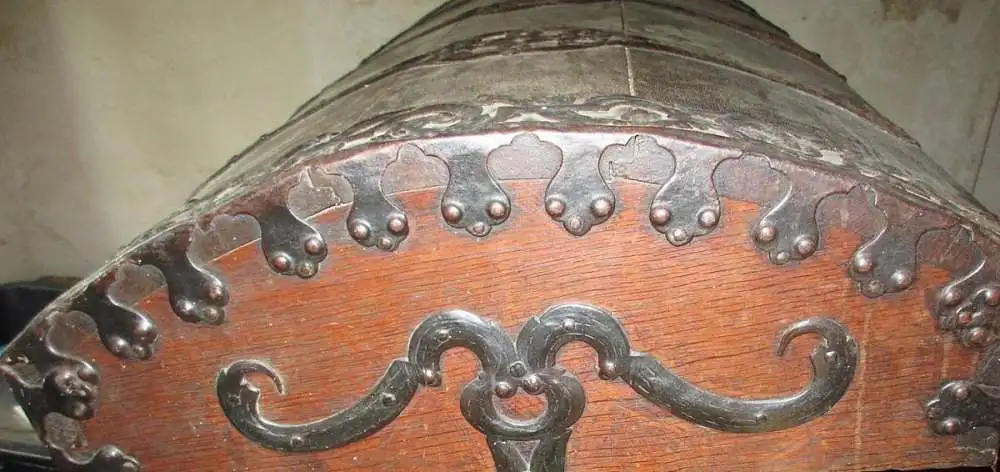 Eichentruhe Runddeckel markiert 1773, auf Rollen,  Eisenbeschläge, mit Schlüssel! 3