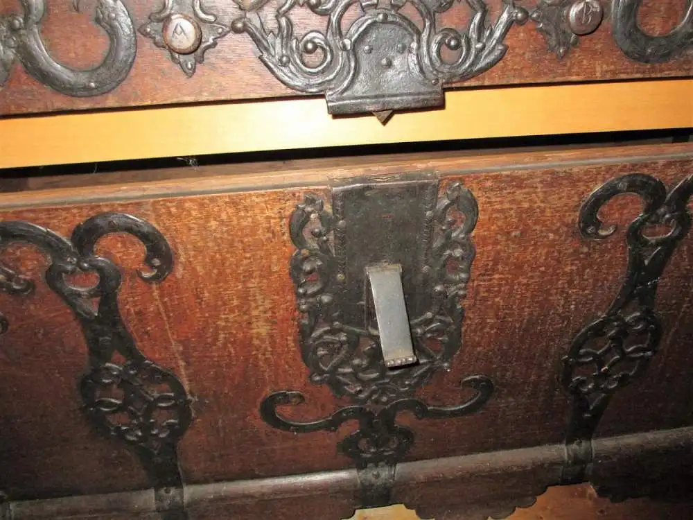 Eichentruhe Runddeckel markiert 1773, auf Rollen,  Eisenbeschläge, mit Schlüssel! 4