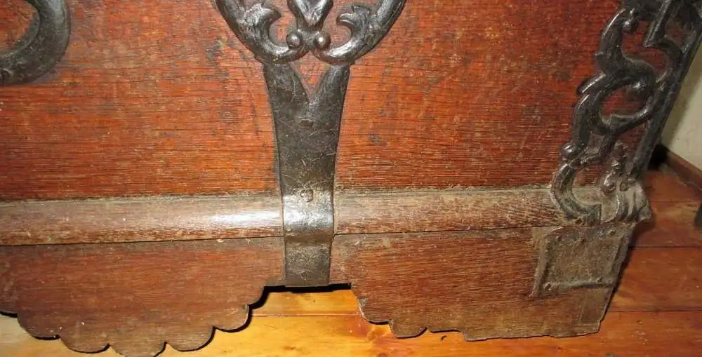 Eichentruhe Runddeckel markiert 1773, auf Rollen,  Eisenbeschläge, mit Schlüssel! 5