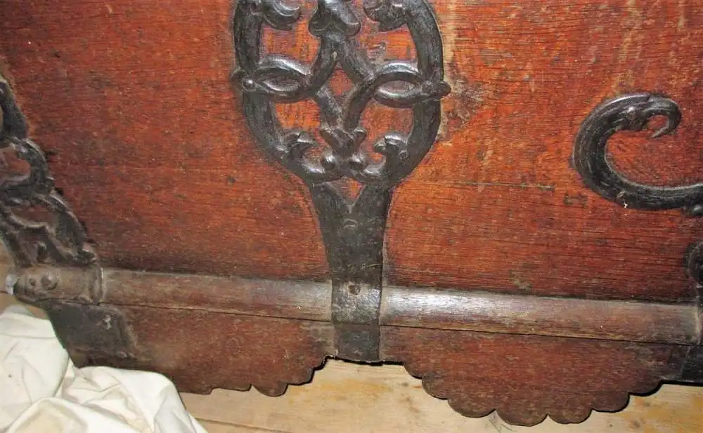 Eichentruhe Runddeckel markiert 1773, auf Rollen,  Eisenbeschläge, mit Schlüssel! 6