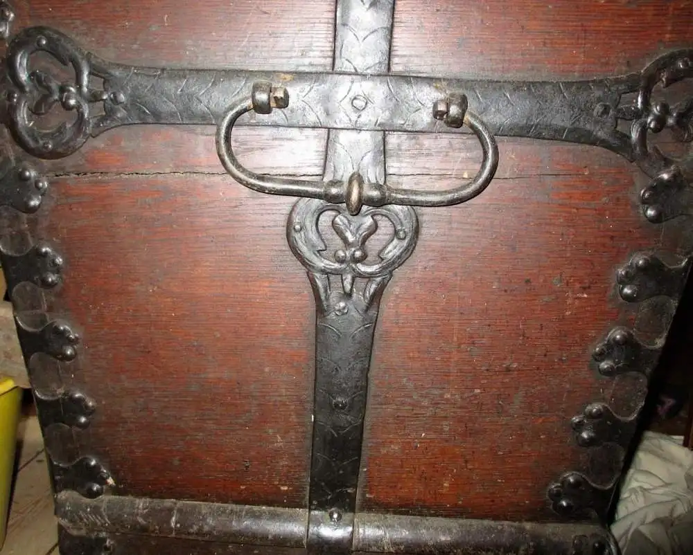 Eichentruhe Runddeckel markiert 1773, auf Rollen,  Eisenbeschläge, mit Schlüssel! 7