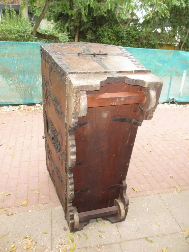 Eichentruhe Runddeckel markiert 1773, auf Rollen,  Eisenbeschläge, mit Schlüssel! 8