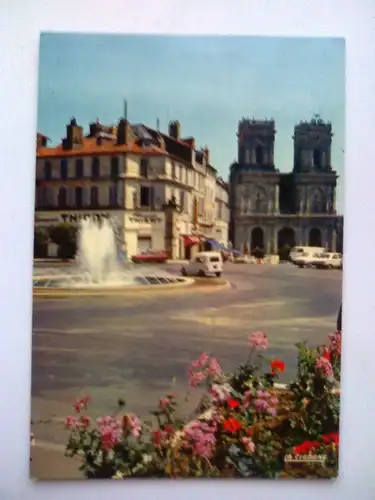 Auch - Kathedrale Springbrunnen Auto Autos Automobil Automobile etc. - Gers Frankreich (ungelaufen, aber ca. 2 mm eingerissen) Ansichtskarte