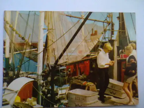 Krabbenfischer im Hafen (1967 gelaufen) Ansichtskarte