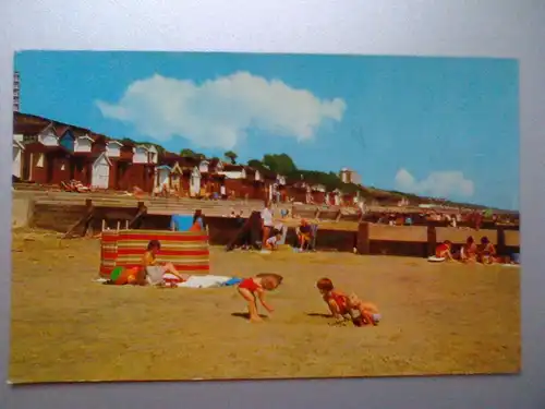 Frinton Beach - Strand - Badeleben - England (ungelaufen) Ansichtskarte