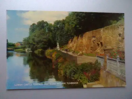 Tonbridge - Castle Terrace & River Medway - Kent England (ungelaufen, 2 Seiten abgeschnitten ? ) Ansichtskarte