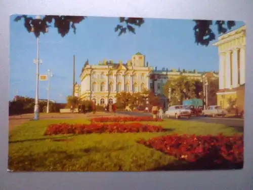 Leningrad / Sankt Petersburg - Ermitage / Winterpalast - Auto Autos etc. - Russland (1972 gelaufen) Ansichtskarte