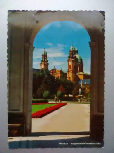 München - Hofgarten mit Theatinerkirche - Muenchen Bayern (1963 gelaufen, oben 1 cm eingerissen) Ansichtskarte