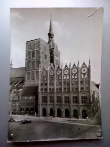Stralsund - Rathaus (am Alten Markt mit Schaufassade) - DDR-Karte - Mecklenburg-Vorpommern (zu DDR-Zeiten gelaufen, oben rechts 1,5 cm eingerissen) Ansichtskarte