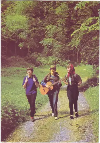 AK DJH - Deutsches Wandern 1968 - Frauen mit Gitarre  (ungelaufen) AK Ansichtskarte
