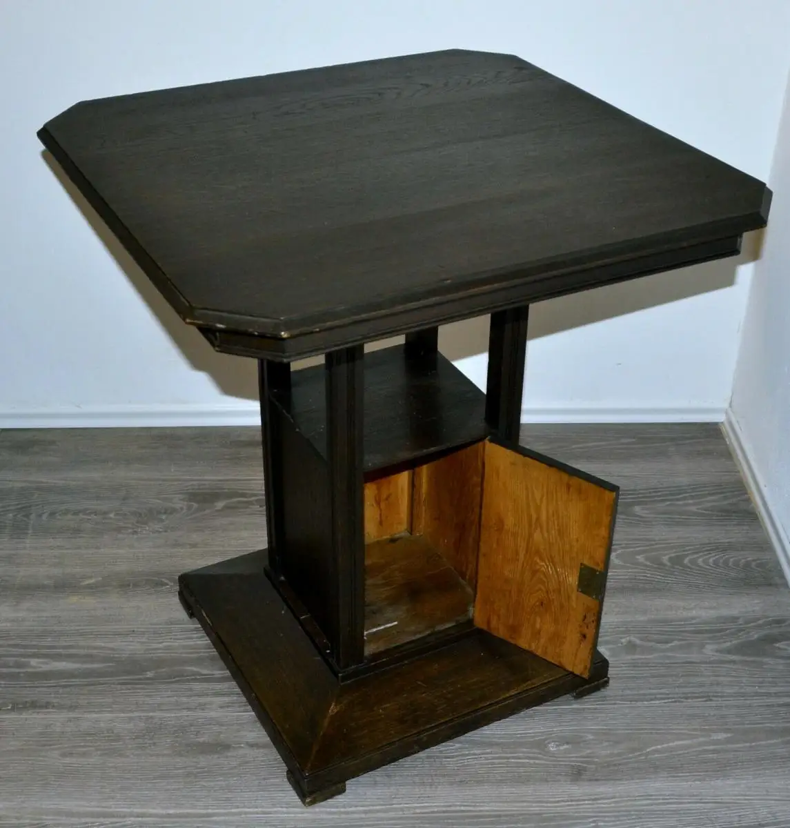 Bartisch,Eiche dunkel,mit Box a.d.Sockel,quadratisch,70x70 cm,ca 1920/30, 2