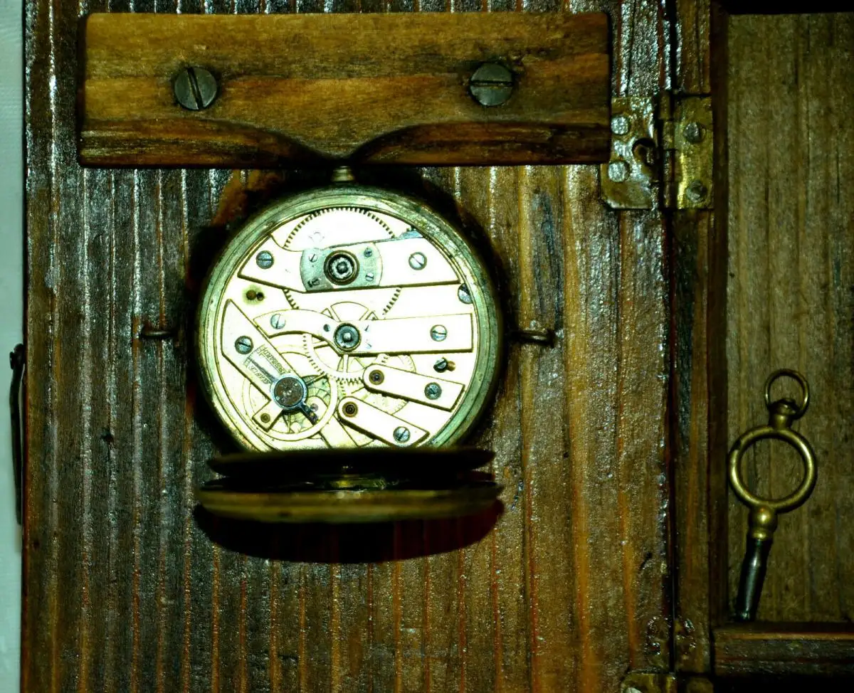 Wanduhr für Puppenstube,silb.Taschenuhr als Uhr,um 1900,Handarbeit,bemalt 4