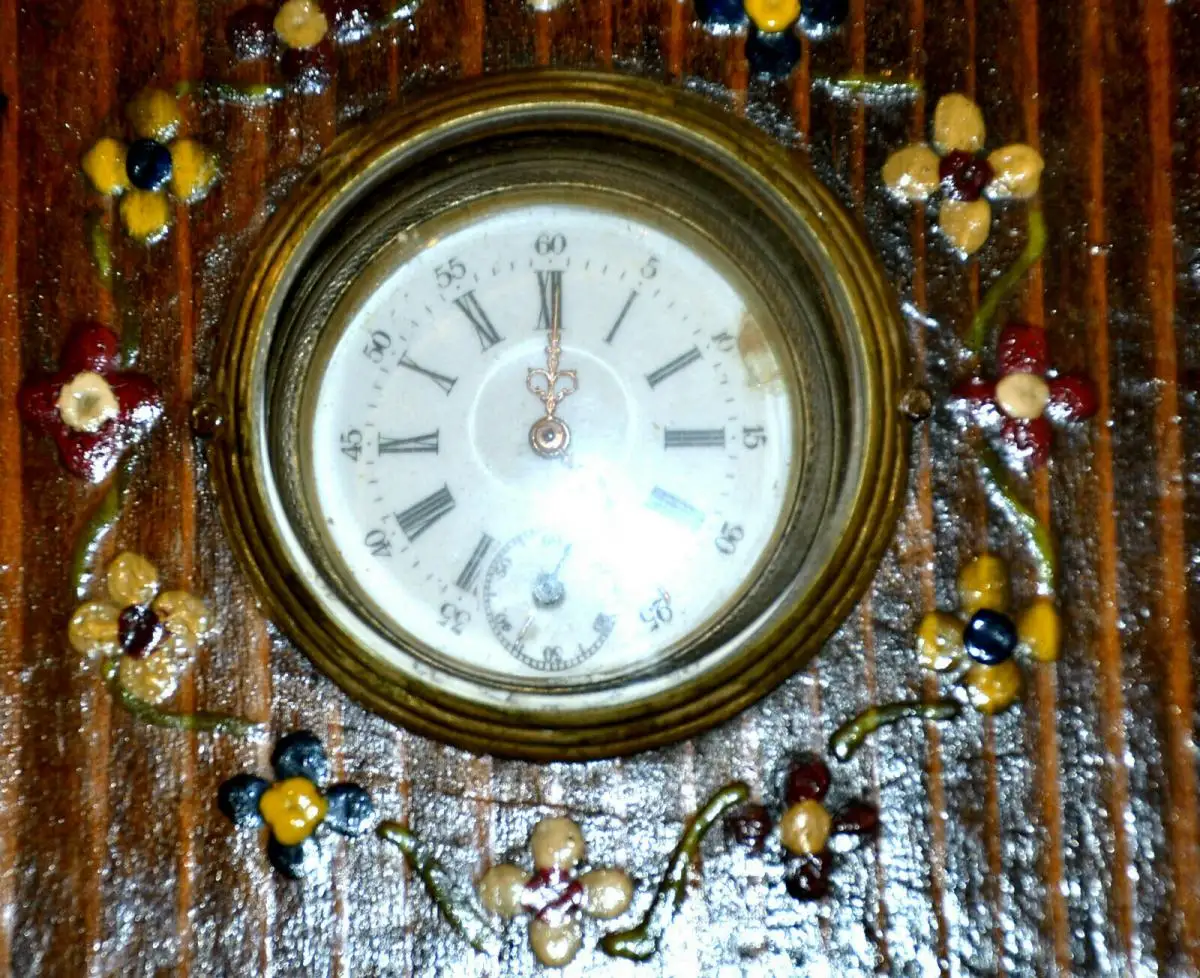 Wanduhr für Puppenstube,silb.Taschenuhr als Uhr,um 1900,Handarbeit,bemalt 5