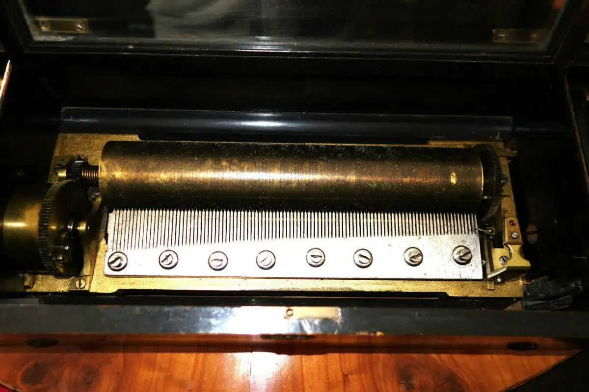 Walzenspieluhr,1880,6 Melodien,schöner Zustand,funktioniert,intarsiert Holzbox 2