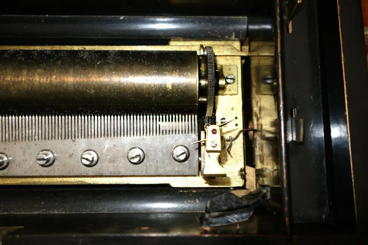 Walzenspieluhr,1880,6 Melodien,schöner Zustand,funktioniert,intarsiert Holzbox 4
