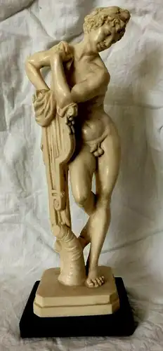 Skulptur Nackter Jüngling auf Instrument gestützt von Amilcore Santini