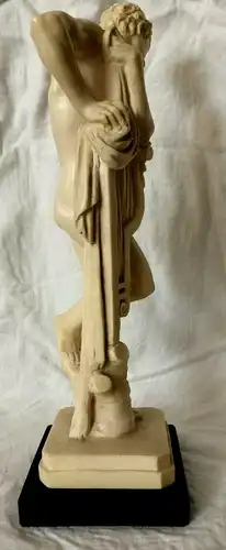 Skulptur Nackter Jüngling auf Instrument gestützt von Amilcore Santini