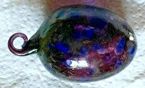 Ei aus teil-transparentem Glas mit blauem und violettem Muster