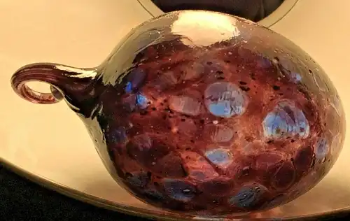 Ei aus teil-transparentem Glas mit blauem und violettem Muster
