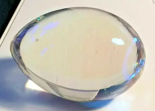Ei aus transparentem Glas mit abgeflachter Unterseite