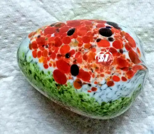 Ei aus Muranoglas mit rotem und grünem Dekor