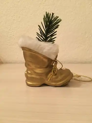 Weihnachtsschmuck, Stiefel mit Tannenzapfen, aus Plastik