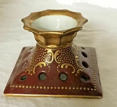 Sehr dekoratives viereckiges allseitig bemaltes Porzellangefäß, ca. 1850