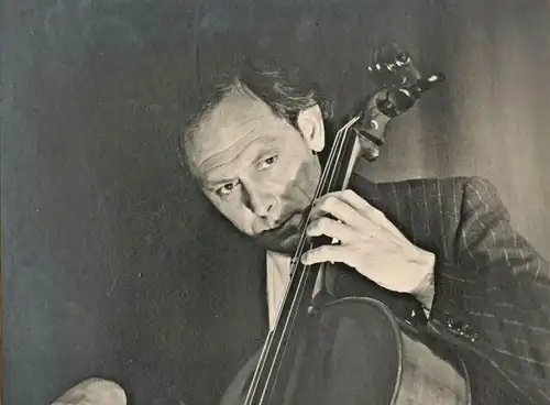 Portrait eines unbekannten Cellisten, großformatiges s-w Photo