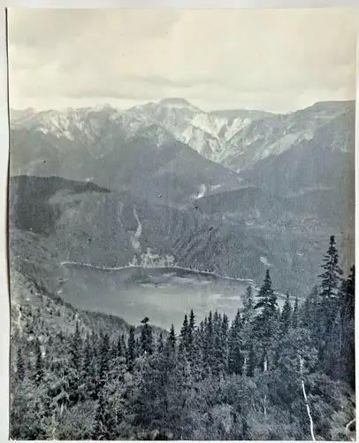 Großformatiges s-w Photo eines Alpensees von Dr. Philipp Kremer